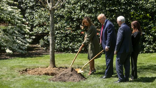 Президент США Дональд Трамп и первая леди Мелания Трамп проводят церемонию посадки деревьев в День Земли возле Белого дома - Sputnik Беларусь
