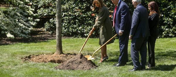 Президент США Дональд Трамп и первая леди Мелания Трамп проводят церемонию посадки деревьев в День Земли возле Белого дома - Sputnik Беларусь