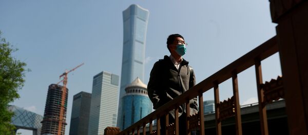 Мужчина в маске идет по центральному бизнес-району Пекина - Sputnik Беларусь