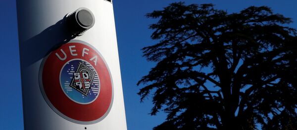 Логотип УЕФА у штаб-квартиры организации в швейцарском Ньоне - Sputnik Беларусь