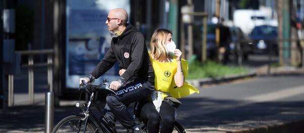 Люди в защитных масках в Милане Люди в защитных масках в Милане - Sputnik Беларусь