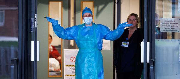 Акция в поддержку медиков в Ливерпуле - Sputnik Беларусь