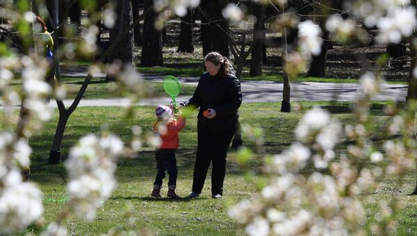 Женщина играет с ребенком в парке в Минске - Sputnik Беларусь