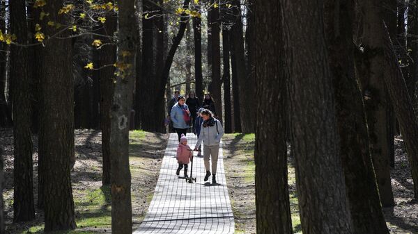Минчане гуляют в парке Челюскинцев в Минске - Sputnik Беларусь
