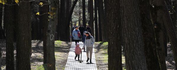 Минчане гуляют в парке Челюскинцев в Минске - Sputnik Беларусь