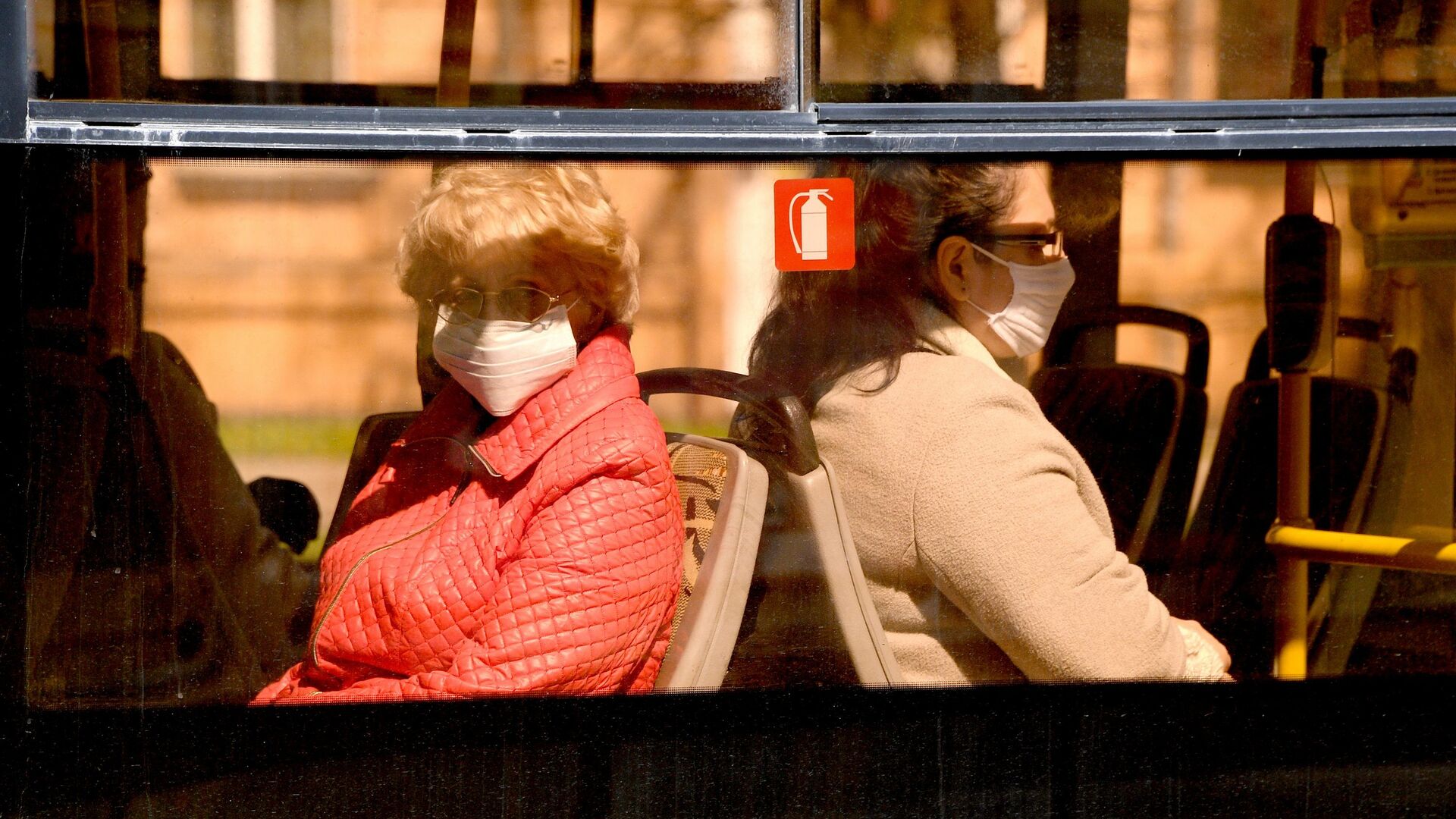 Женщины в защитных масках едут в общественном транспорте - Sputnik Беларусь, 1920, 14.04.2022
