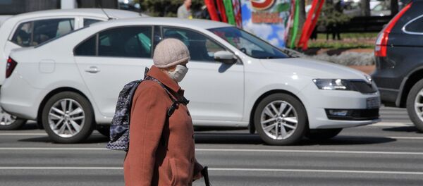 Жанчына ў Масцы ідзе па праспекце ў Мінску - Sputnik Беларусь