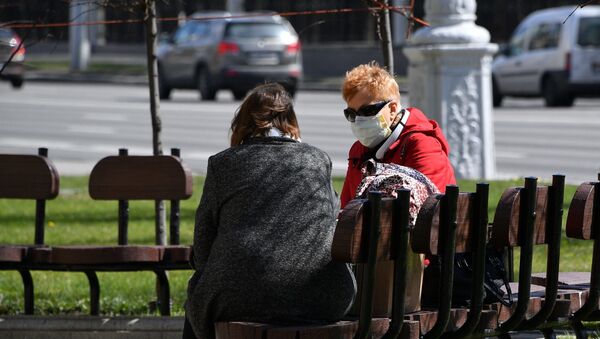 Женщины в защитных масках отдыхают в сквере на проспекте Независимости в Минске - Sputnik Беларусь