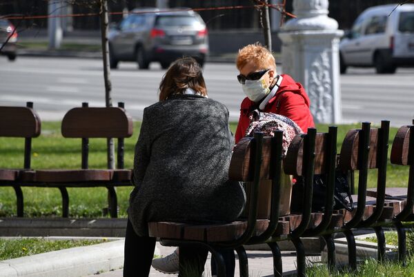 Женщины в защитных масках отдыхают в сквере на проспекте Независимости в Минске - Sputnik Беларусь