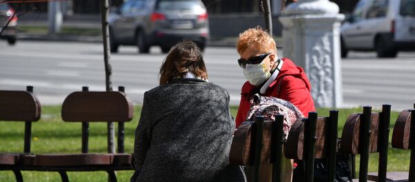 Женщины в защитных масках отдыхают в сквере на проспекте Независимости в Минске Женщины в защитных масках отдыхают в сквере на проспекте Независимости в Минске - Sputnik Беларусь
