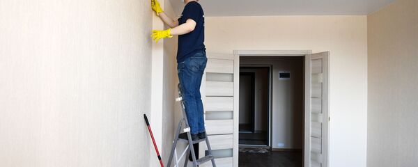 Рабочий во время чистовой отделки квартир - Sputnik Беларусь