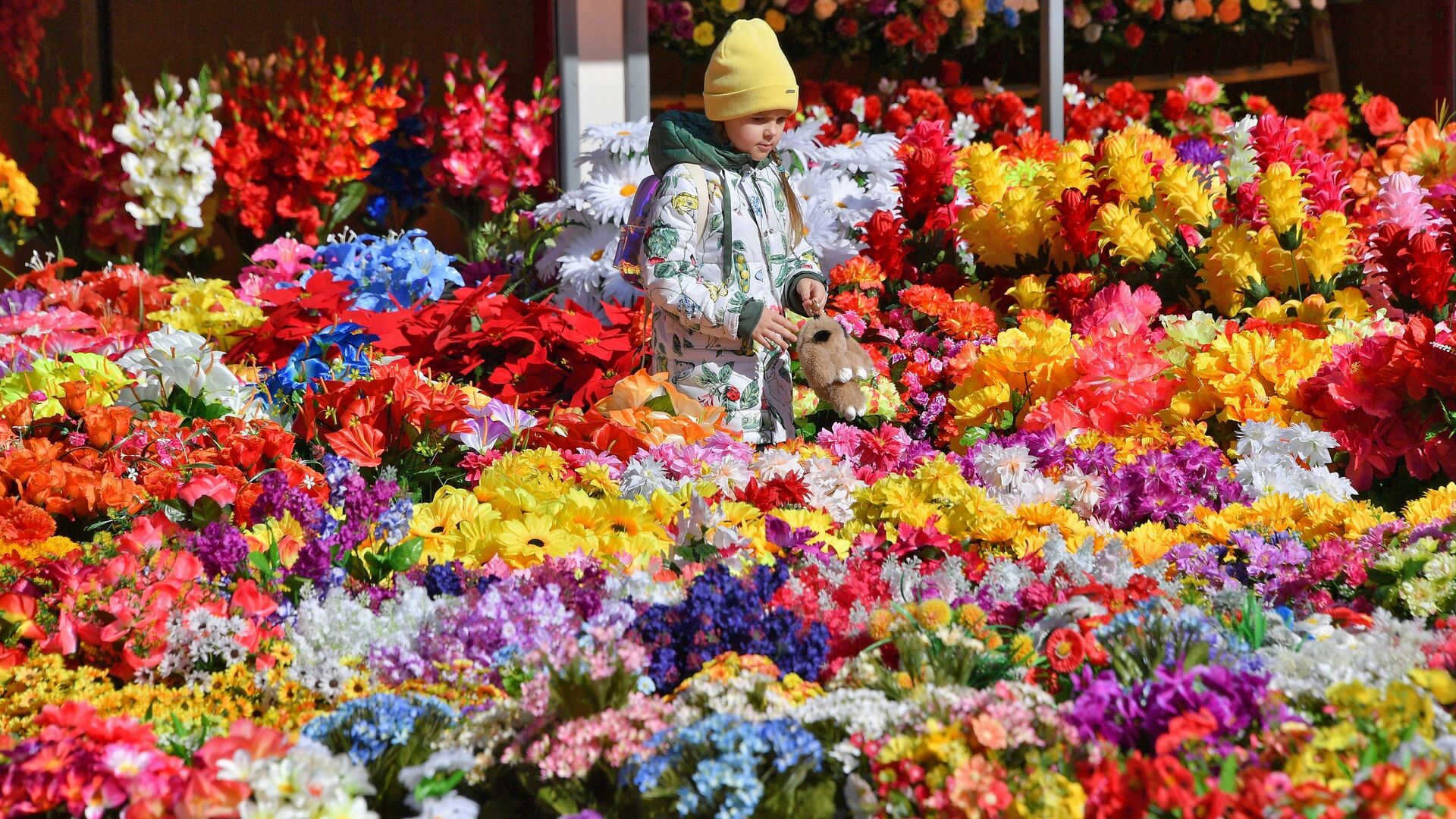Девочка среди искусственных цветов на рынке в Минске - Sputnik Беларусь, 1920, 23.04.2023