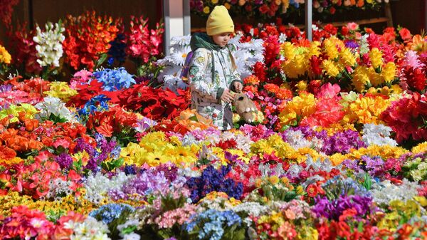Девочка среди искусственных цветов на рынке в Минске - Sputnik Беларусь