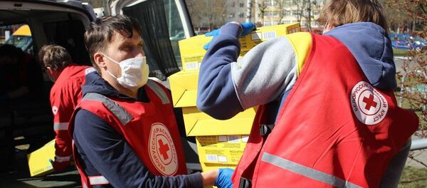 Сотрудники Красного креста регулярно привозят в Дом ночного пребывания помощь: маски, перчатки, антисептики - Sputnik Беларусь