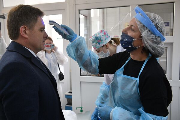 Вице-премьер: из-за COVID-19 стараемся в правительстве соблюдать дистанцию Вице-премьер: из-за COVID-19 стараемся в правительстве соблюдать дистанцию - Sputnik Беларусь