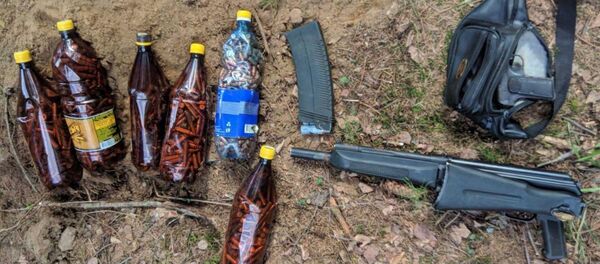 Схрон с оружием и взрывчаткой нашли в Вороновском районе  - Sputnik Беларусь