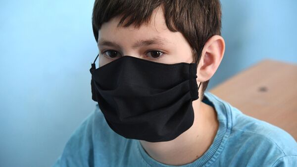 Школьник в защитной маске, архивное фото - Sputnik Беларусь