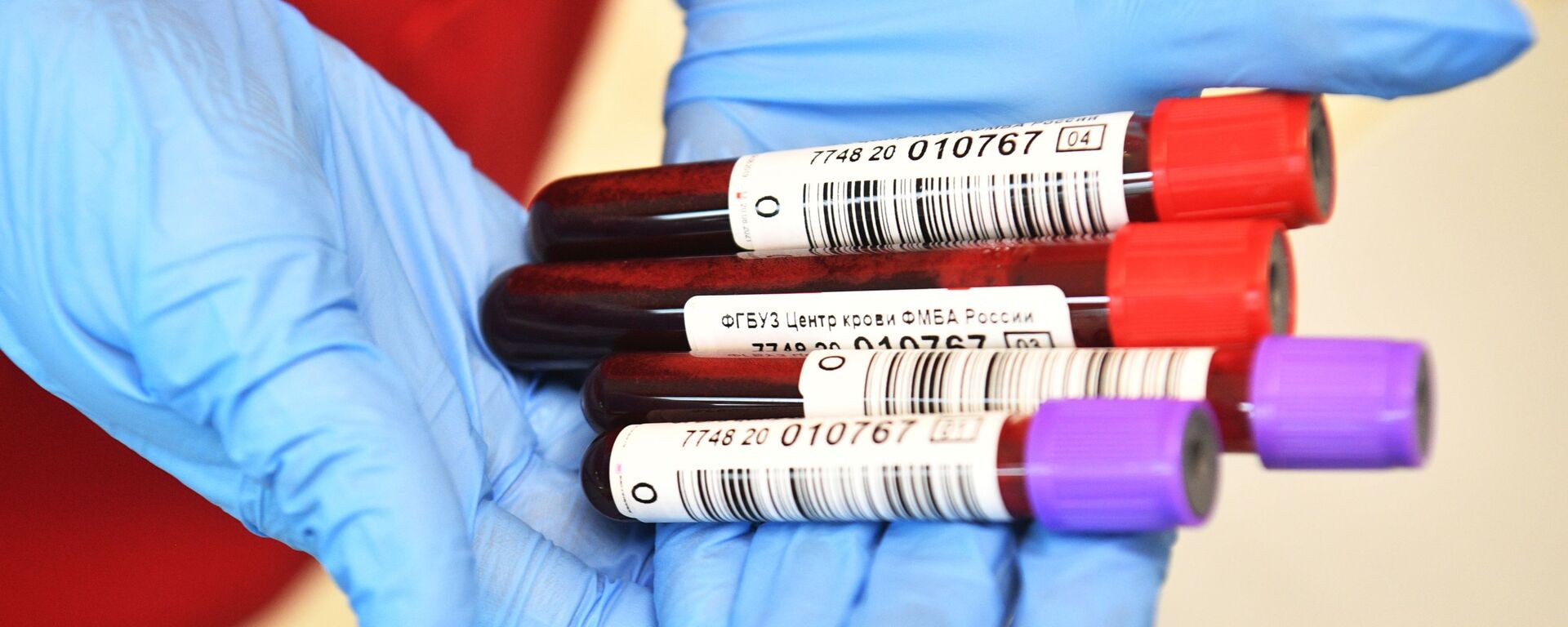 Медицинский работник держит в руках пробирки с донорской кровью - Sputnik Беларусь, 1920, 13.11.2025