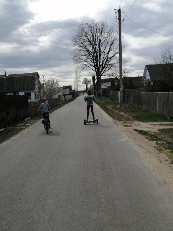 Картошку никто не отменял: на изоляцию всей деревней - Sputnik Беларусь