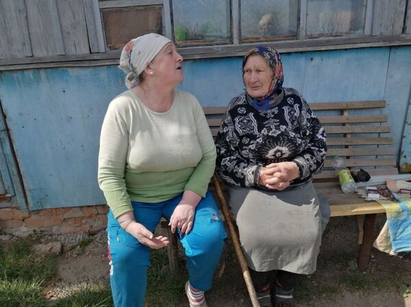 Картошку никто не отменял: на изоляцию всей деревней - Sputnik Беларусь