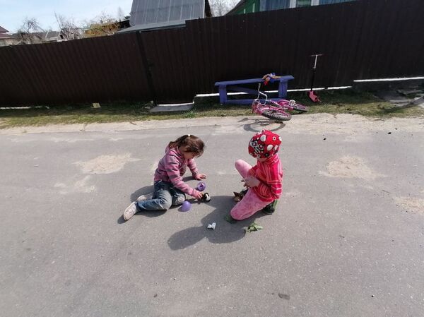 Картошку никто не отменял: на изоляцию всей деревней - Sputnik Беларусь