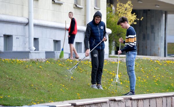 Никуда не денешься: как прошел субботник во время пандемии Никуда не денешься: как прошел субботник во время пандемии - Sputnik Беларусь