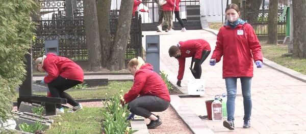 Жители Беларуси вышли на субботник в разгар пандемии COVID-19 Жители Беларуси вышли на субботник в разгар пандемии COVID-19 - Sputnik Беларусь