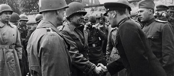 Гвардии генерал-майор Глеб Бакланов здоровается с начальником штаба 1-й американской армии генерал-майором Кином во время встречи с союзными войсками на берегу Эльбы в 1945 году - Sputnik Беларусь