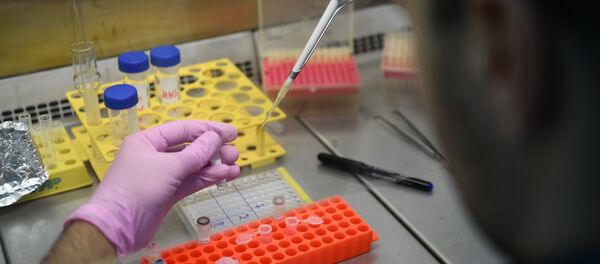 Сотрудник наполняет пробирки в лаборатории молекулярной микробиологии - Sputnik Беларусь