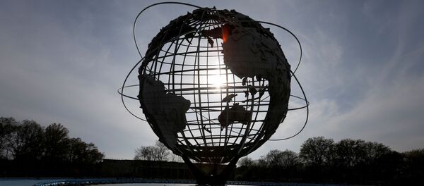 Ребенок играет во Флашинг-Медоус – Корона-парк в Куинс в Нью-Йорке - Sputnik Беларусь