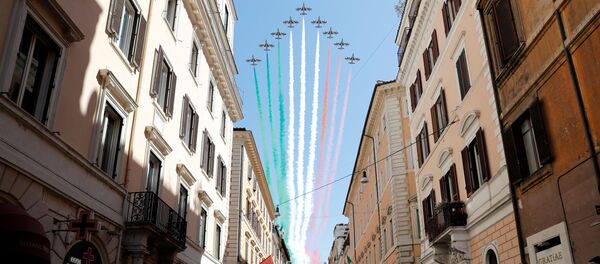 Пустынная улица Виа дель Сорсо в Риме во время празднования Дня освобождения - Sputnik Беларусь