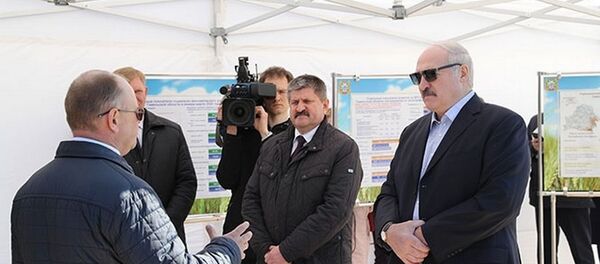 Александр Лукашенко во время поездки в Наровлянский район - Sputnik Беларусь