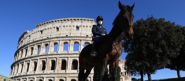 Конная полиция в Риме возле Колизея - Sputnik Беларусь