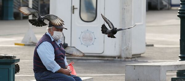 Человек, носящий защитную маску для предотвращения распространения коронавирусной болезни (COVID-19), отдыхает на общественной площади в Вальпараисо, Чили - Sputnik Беларусь
