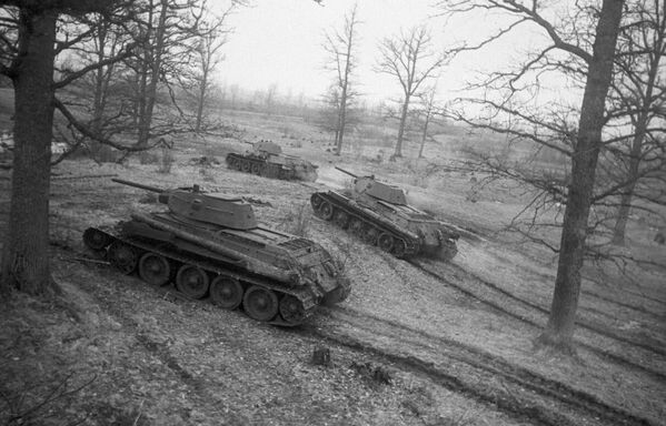 Легендарная тридцатьчетверка - самый известный советский танк и один из самых узнаваемых символов Второй мировой войны. Известно, что немецкая разведка его проспала - с танком вермахту пришлось знакомиться непосредственно на поле боя. После битвы за Москву, Т-34 становится основным танком РККА. - Sputnik Беларусь