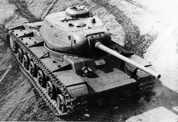 Танк КВ-85 - советский тяжелый танк периода Великой Отечественной войны. Был разработан в связи с появлением у противника новых тяжелых танков Тигр. Все построенные 148 танков КВ-85 активно применялись в боевых действиях 1944 года, там были безвозвратно потеряны или списаны позже в 1944—1945 годах. До настоящего времени сохранились только один аутентичный КВ-85. - Sputnik Беларусь