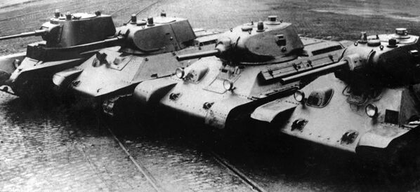 Эволюционная цепочка — от БТ-7 к Т-34. Слева направо — довоенные танки производства завода № 183: А-8 (БТ-7М), А-20, Т-34 образца 1940 года с пушкой Л-11, Т-34 образца 1941 года с пушкой Ф-34.  - Sputnik Беларусь