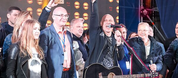 Подготовка к фестивалю 2020 года. Эрнест Мацкявичус работает с композитором, певцом и музыкантом Игорем Корниловым - Sputnik Беларусь