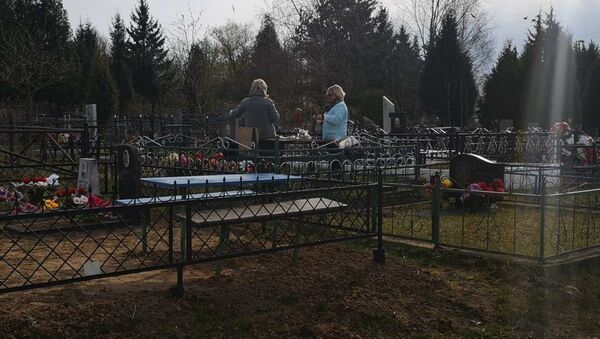 Жители Витебска на кладбище в Радуницу - Sputnik Беларусь