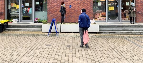 Люди возле магазина в польском Сопоте - Sputnik Беларусь