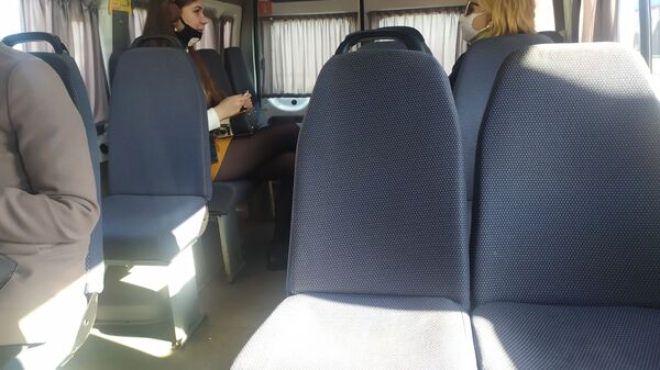 В маршрутках брестчане стараются садиться подальше друг от друга - Sputnik Беларусь