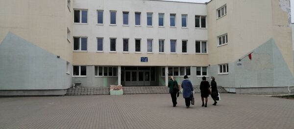 Учителя ходят в школу в защитных масках - Sputnik Беларусь