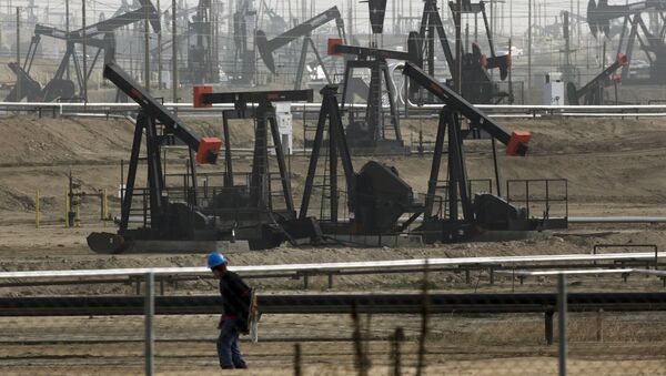Насосы на нефтяном месторождении Керн-Ривер, штат Калифорния - Sputnik Беларусь