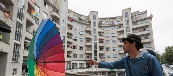 Жители апартаментов в Женеве устраивают хоровое пение Жители апартаментов в Женеве устраивают хоровое пение - Sputnik Беларусь