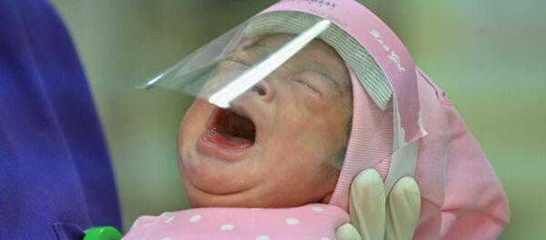 Медсестра держит новорожденного ребенка в родильном доме в Джакарте, Индонезия - Sputnik Беларусь