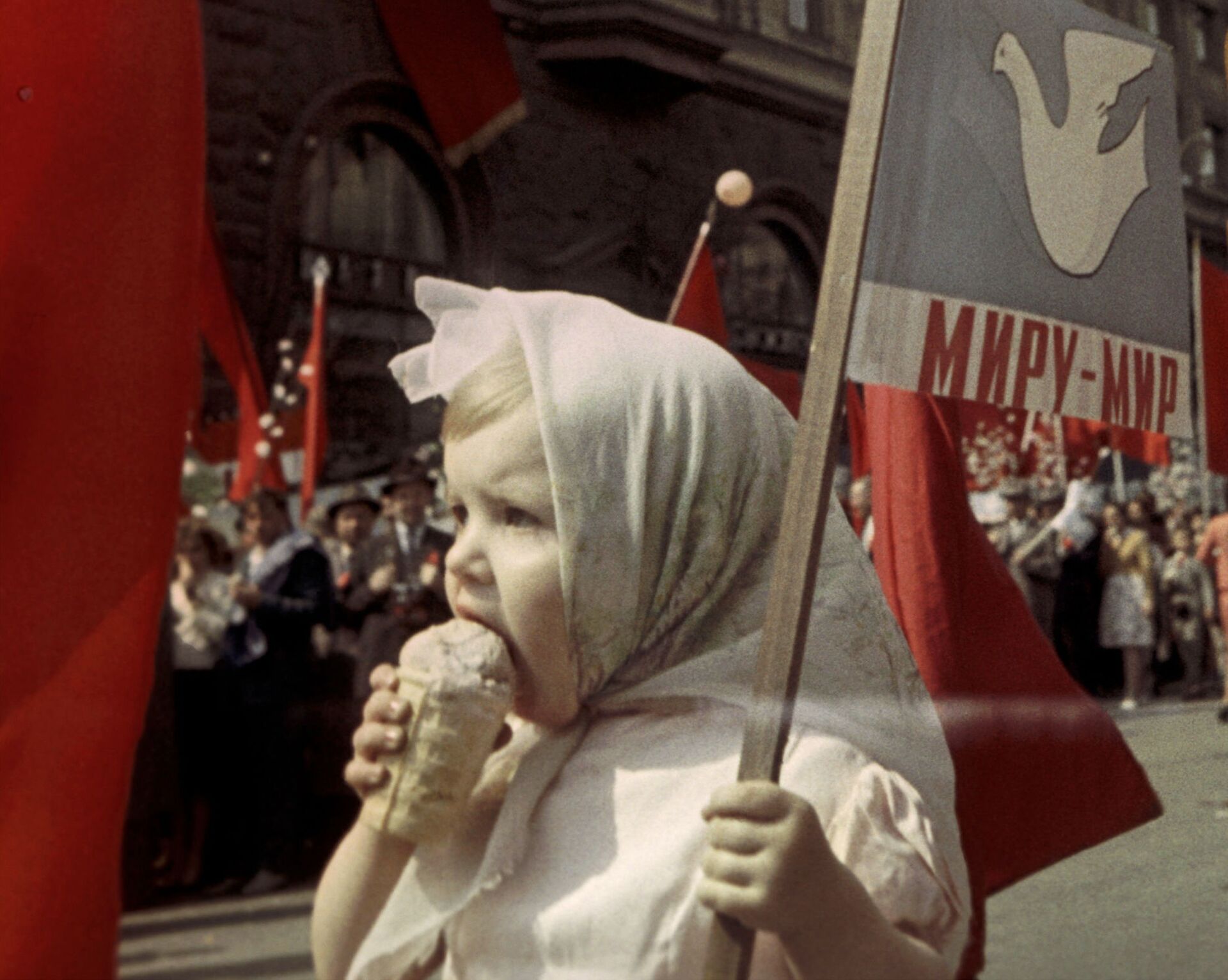 Девочка на первомайской демонстрации в Москве, 1964 год - Sputnik Беларусь, 1920, 28.04.2023