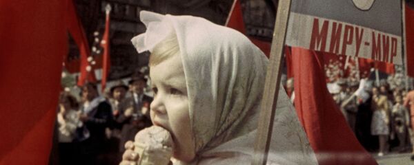 Девочка на первомайской демонстрации в Москве, 1964 год - Sputnik Беларусь