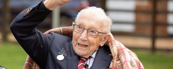 Британский ветеран Том Мур в день своего 100-летия - Sputnik Беларусь