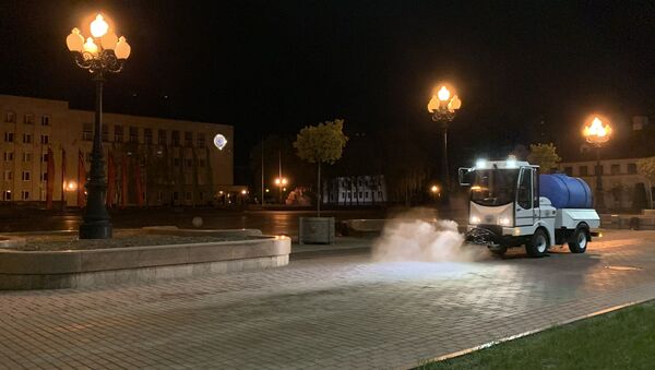 Раз в три дня дезраствором моют тротуары в центре и площадь Ленина - Sputnik Беларусь