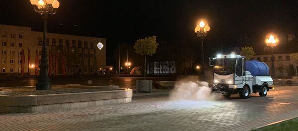 Раз в три дня дезраствором моют тротуары в центре и площадь Ленина - Sputnik Беларусь